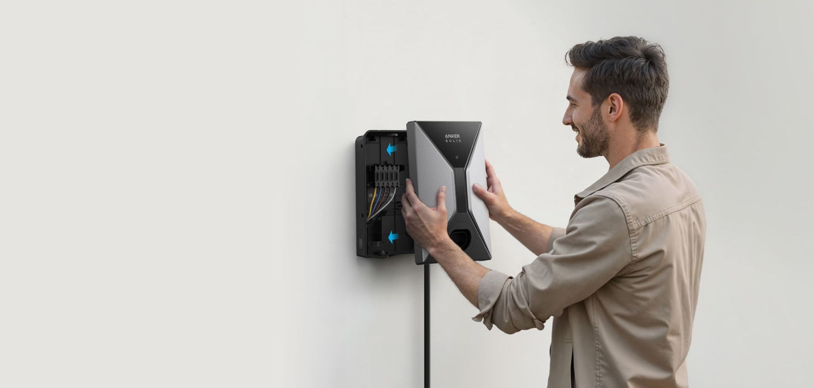 Électricien installant une borne de recharge Anker SOLIX V1 au mur